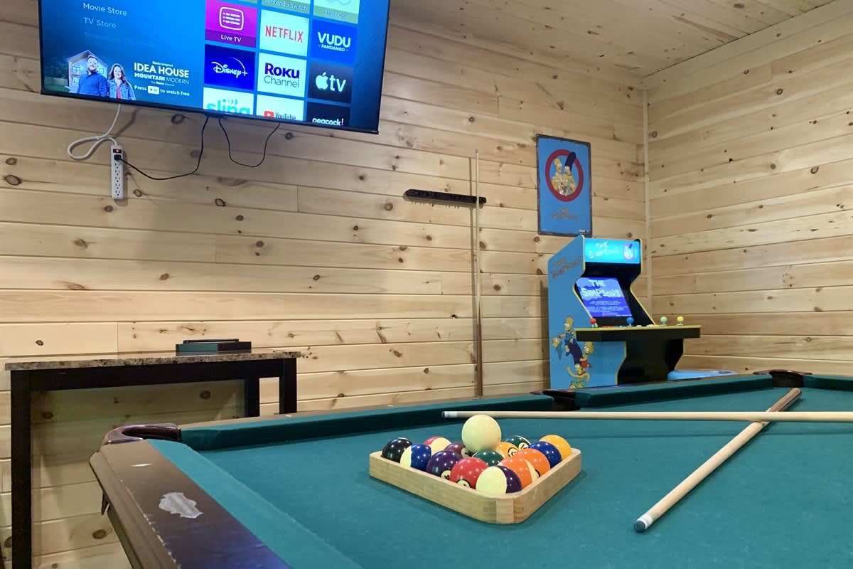 LUXURY SECLUDED LOG CABIN | POOL TABLE | HOT TUB
