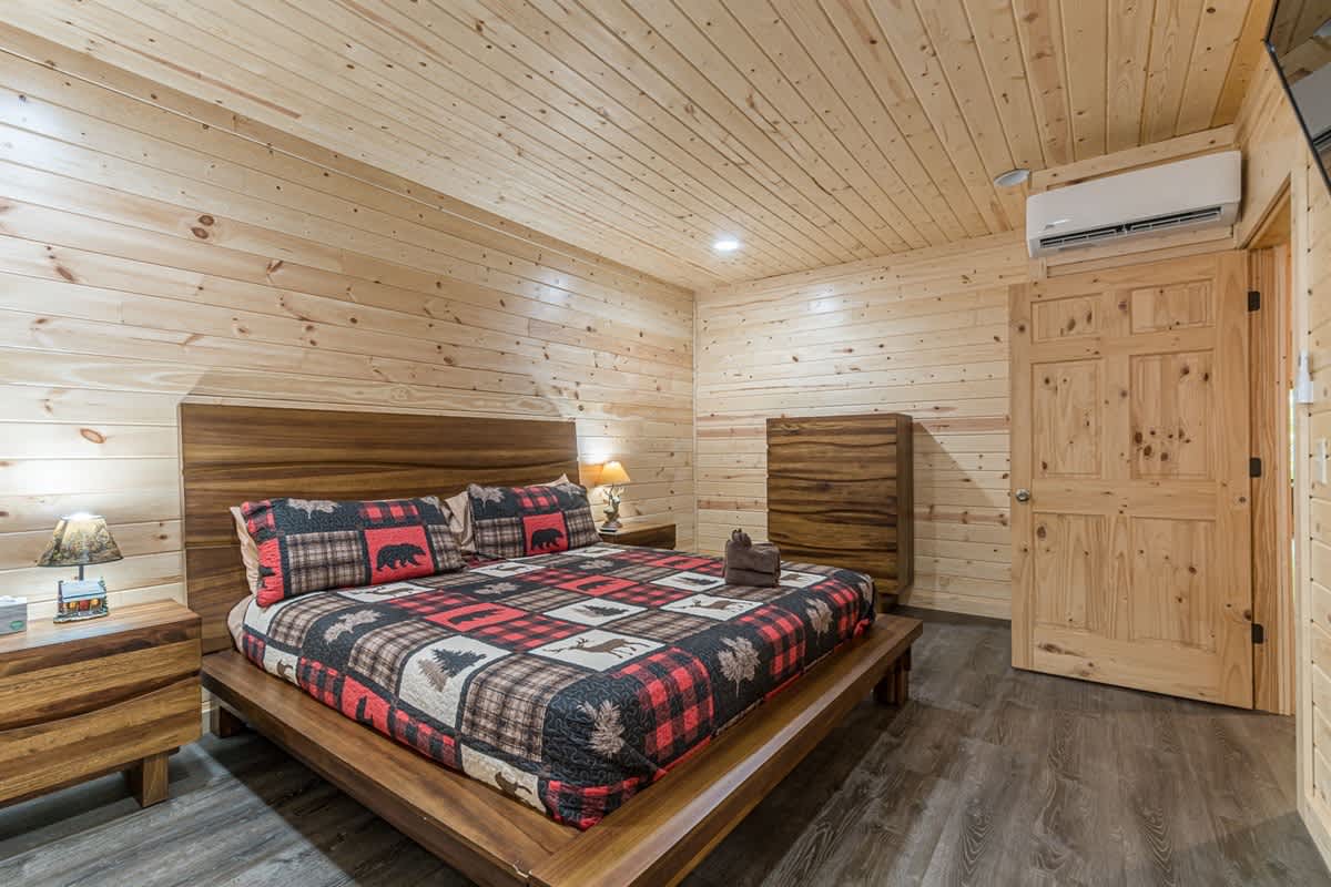 LUXURY SECLUDED LOG CABIN | POOL TABLE | HOT TUB