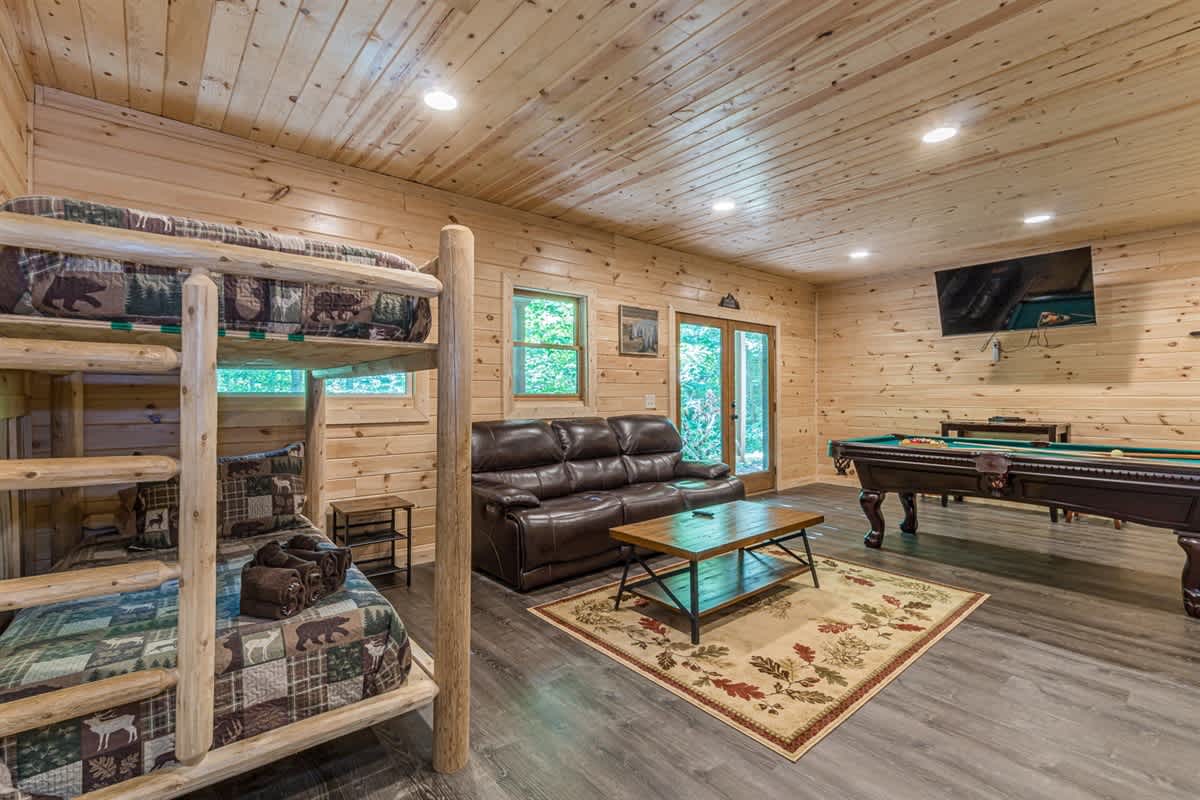 LUXURY SECLUDED LOG CABIN | POOL TABLE | HOT TUB