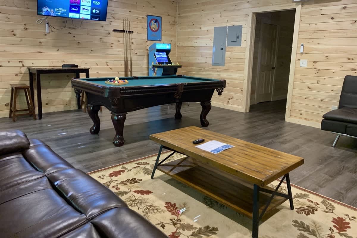 LUXURY SECLUDED LOG CABIN | POOL TABLE | HOT TUB