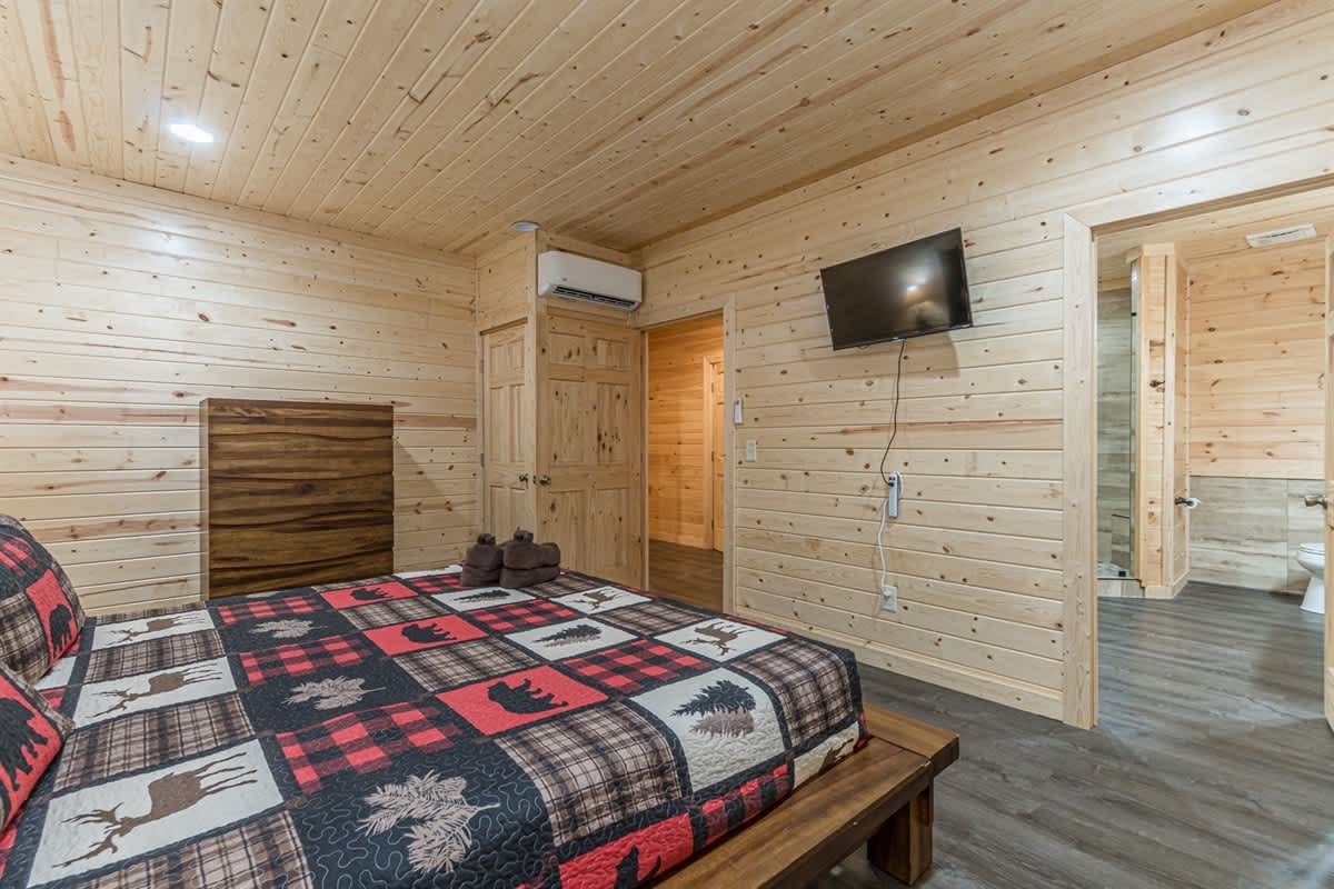 LUXURY SECLUDED LOG CABIN | POOL TABLE | HOT TUB