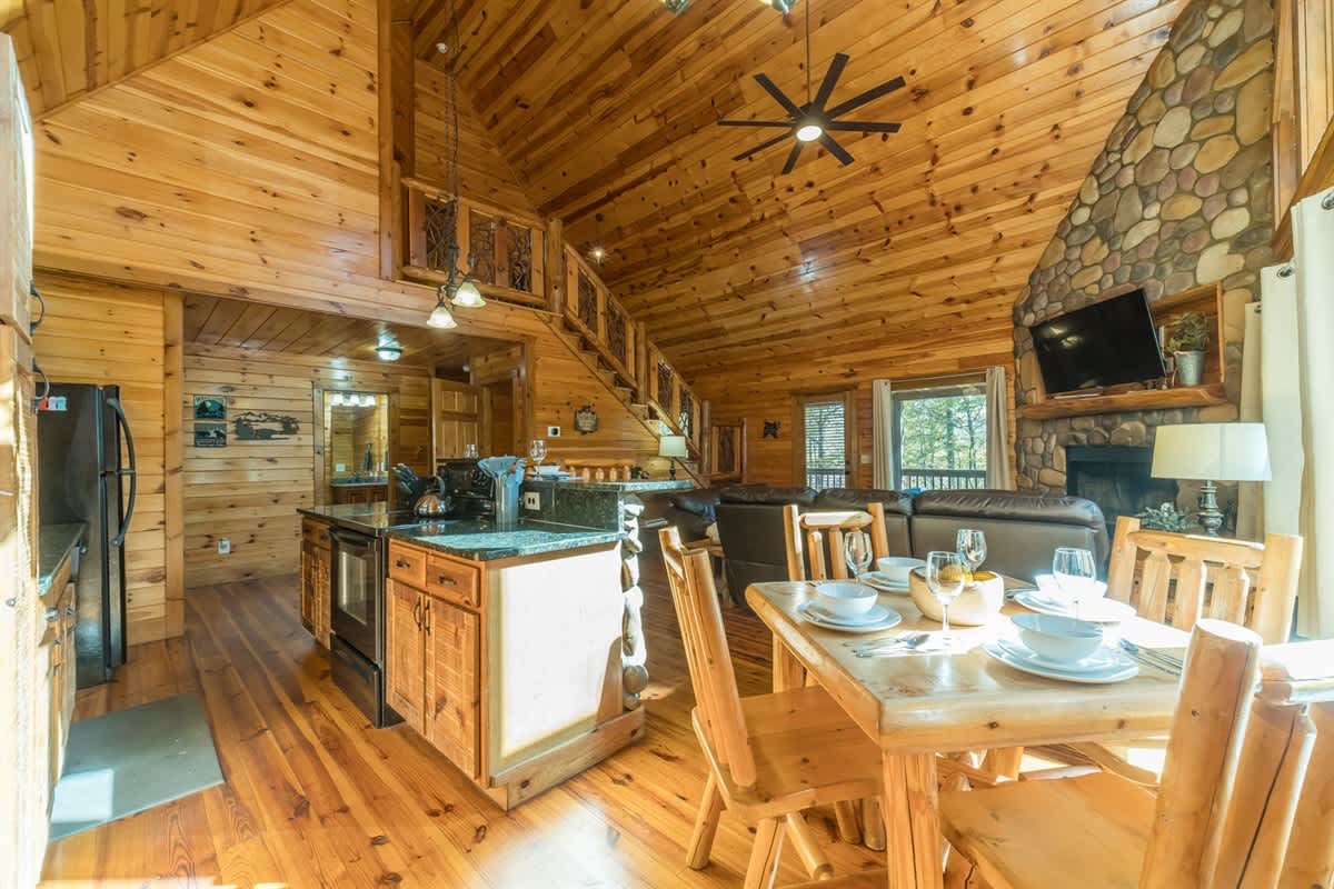 FALLING LEAF LODGE | LUXURY SECLUDED LOG CABIN