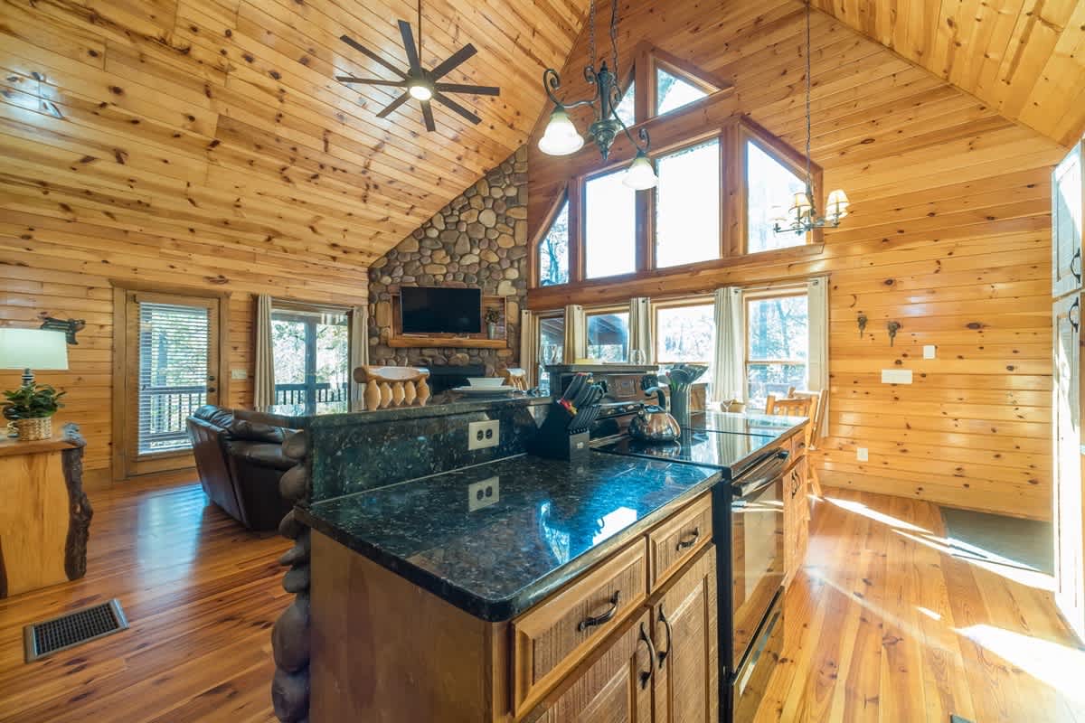 FALLING LEAF LODGE | LUXURY SECLUDED LOG CABIN
