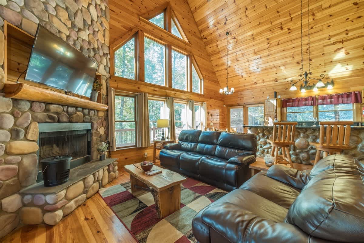 FALLING LEAF LODGE | LUXURY SECLUDED LOG CABIN