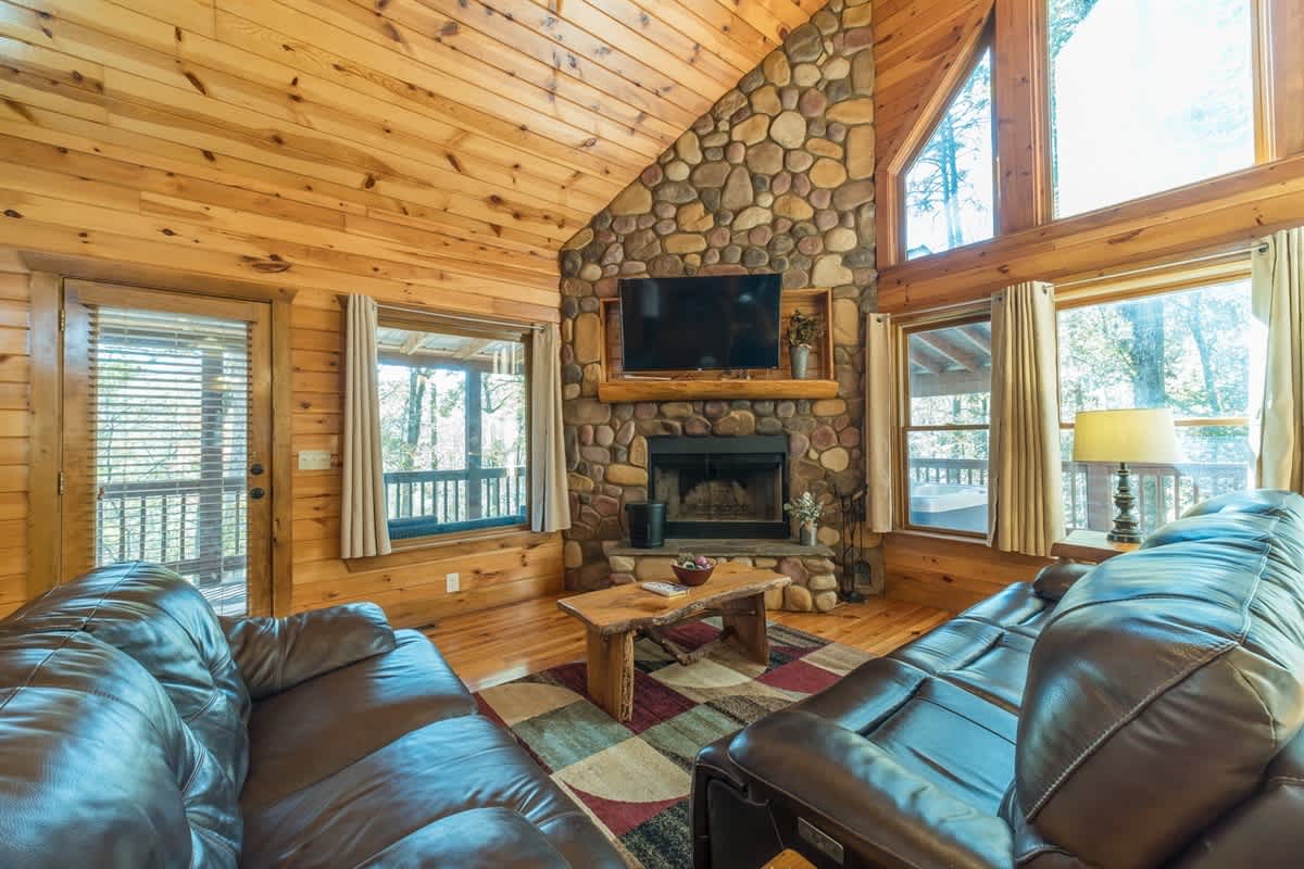 FALLING LEAF LODGE | LUXURY SECLUDED LOG CABIN