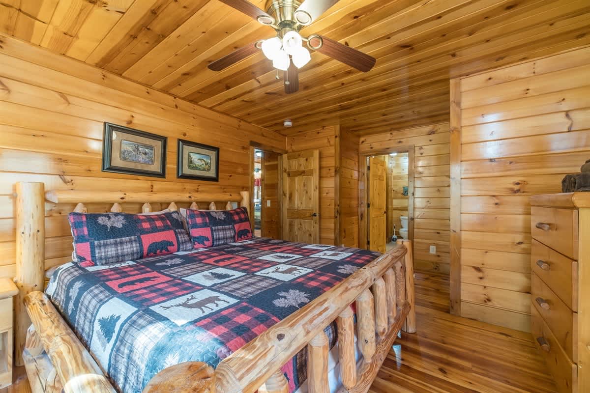 FALLING LEAF LODGE | LUXURY SECLUDED LOG CABIN
