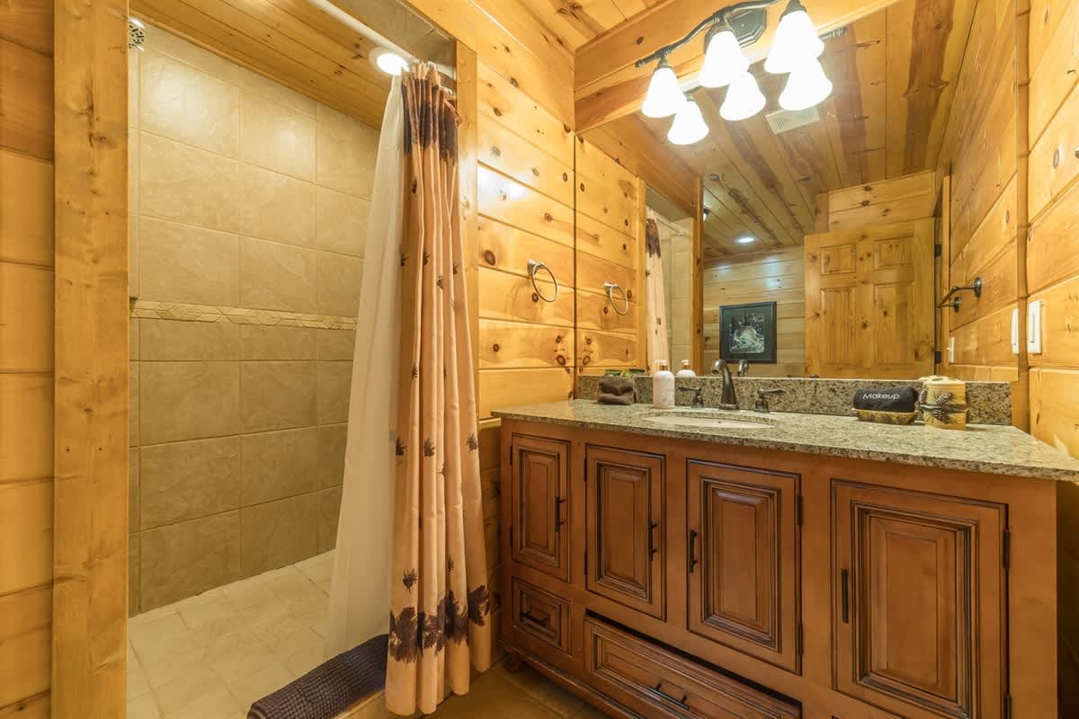 FALLING LEAF LODGE | LUXURY SECLUDED LOG CABIN