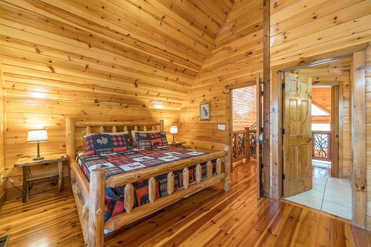 FALLING LEAF LODGE | LUXURY SECLUDED LOG CABIN