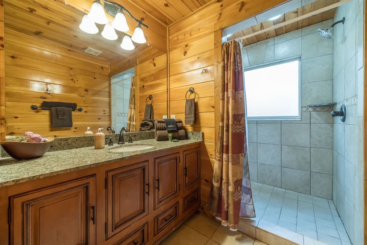FALLING LEAF LODGE | LUXURY SECLUDED LOG CABIN