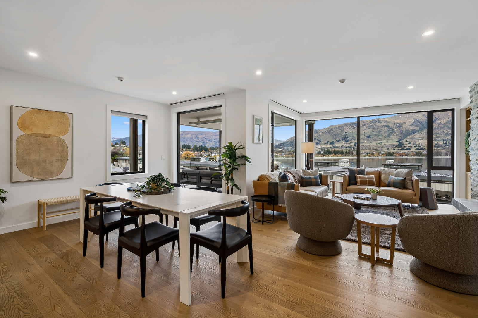 Lakeside Bliss Luxury 3 Bedroom Apartment