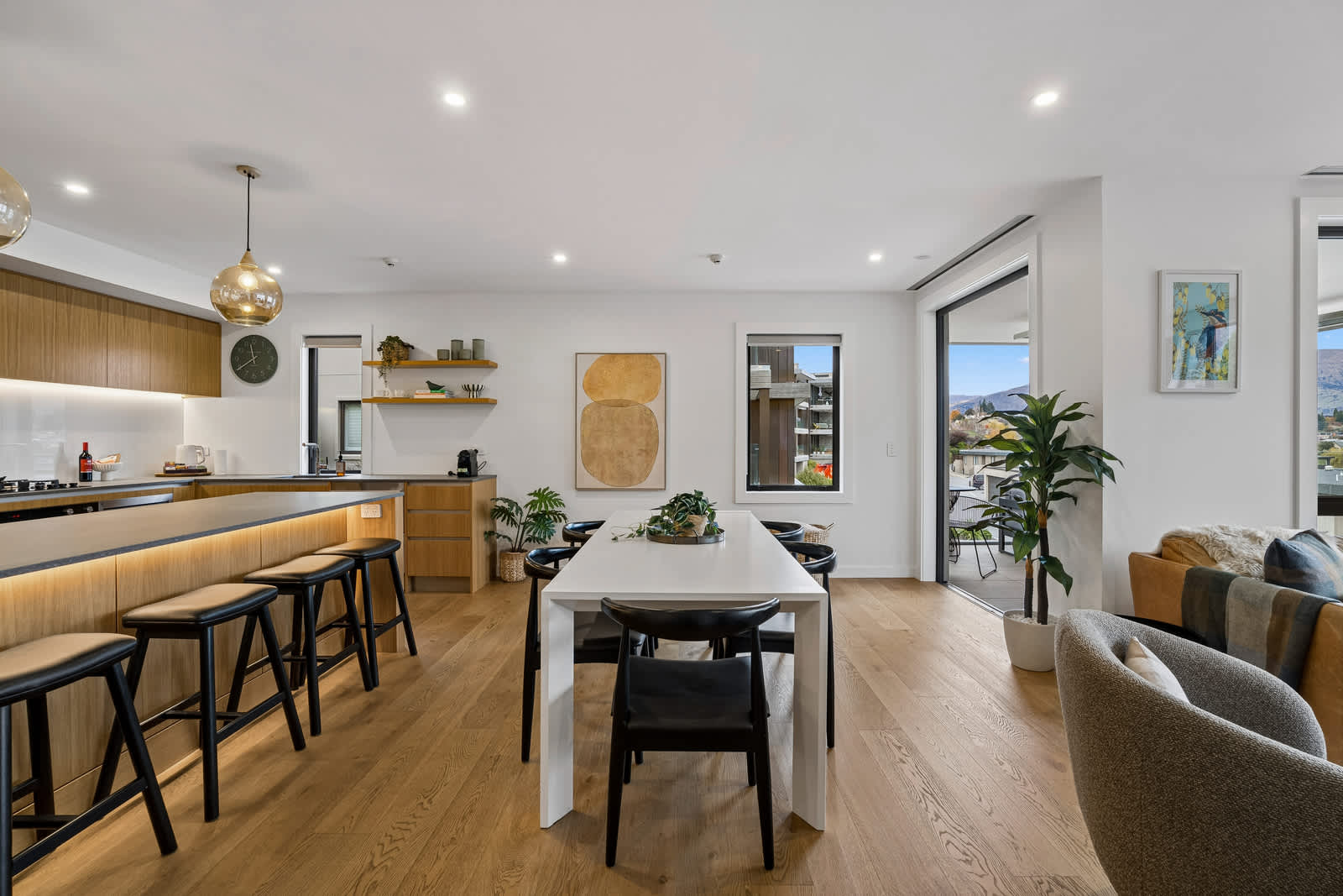 Lakeside Bliss Luxury 2 Bedroom Apartment