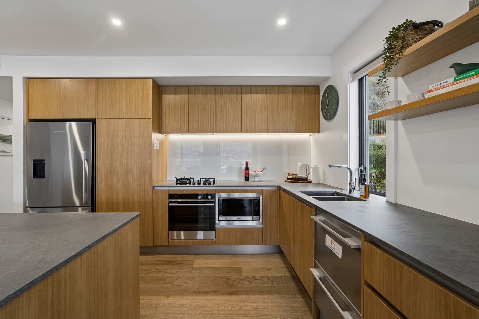 Lakeside Bliss Luxury 2 Bedroom Apartment