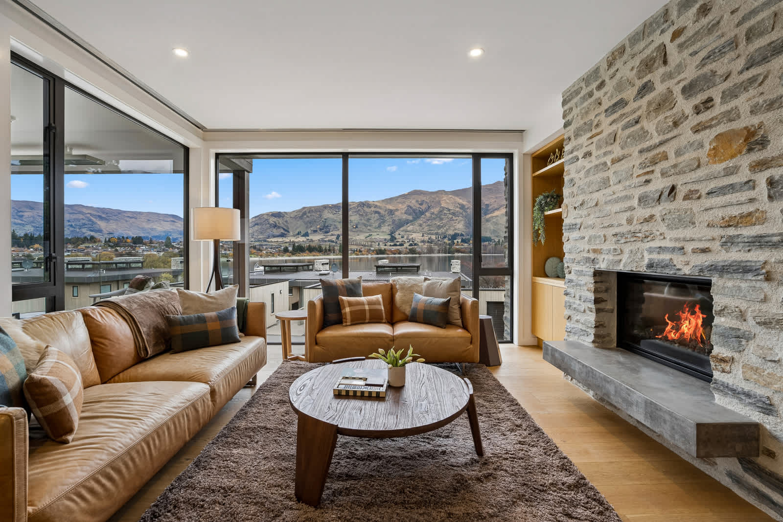 Lakeside Bliss Luxury 2 Bedroom Apartment