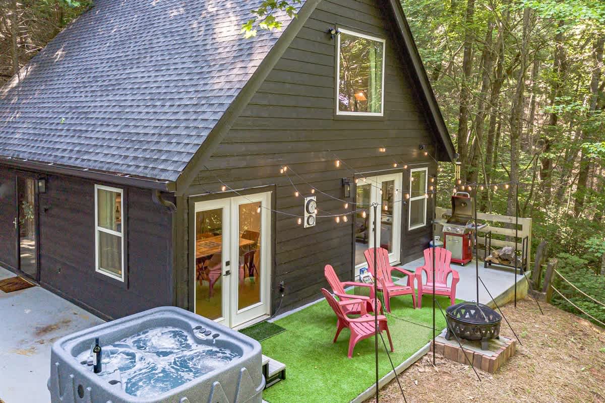 RIDGEVIEW RETREAT | HOT TUB | FIRE PIT AND GAMES