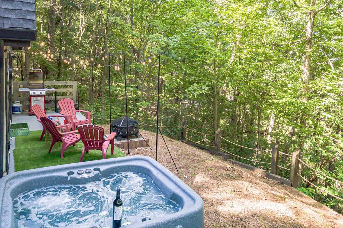 RIDGEVIEW RETREAT | HOT TUB | FIRE PIT AND GAMES