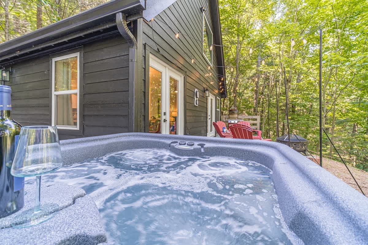 RIDGEVIEW RETREAT | HOT TUB | FIRE PIT AND GAMES