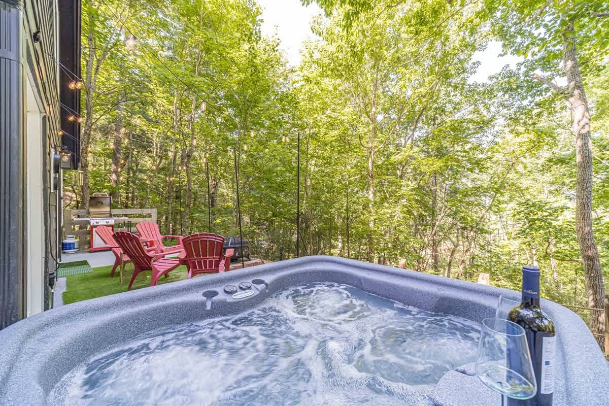 RIDGEVIEW RETREAT | HOT TUB | FIRE PIT AND GAMES