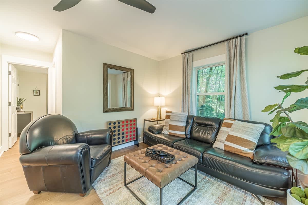 RIDGEVIEW RETREAT | HOT TUB | FIRE PIT AND GAMES