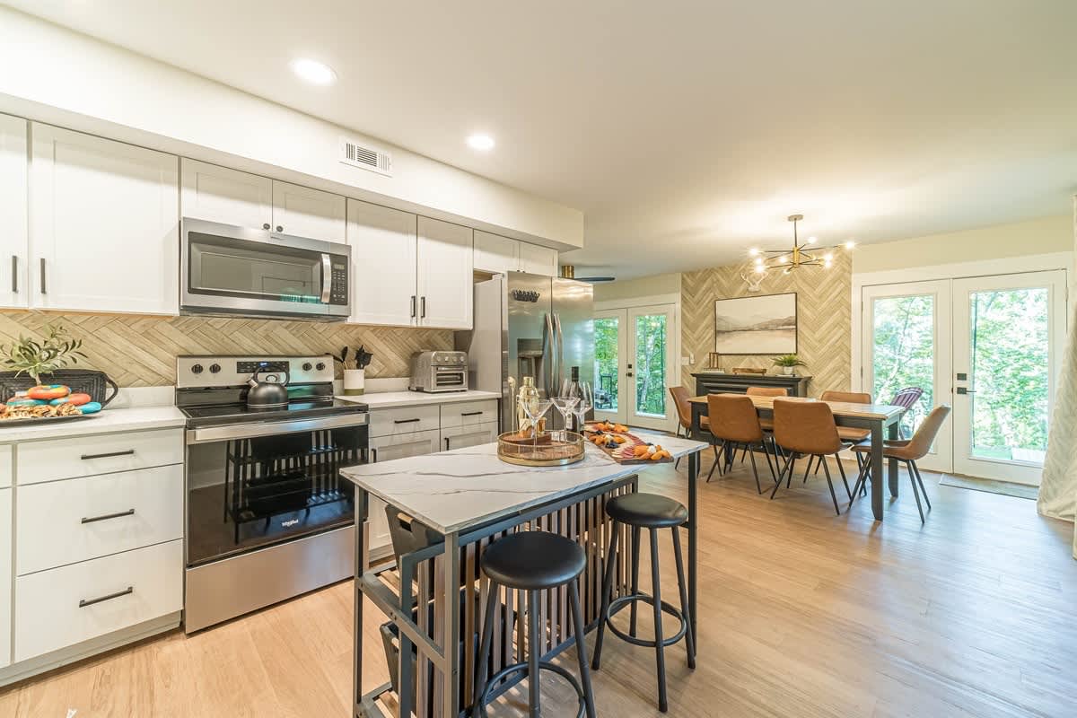 RIDGEVIEW RETREAT | HOT TUB | FIRE PIT AND GAMES