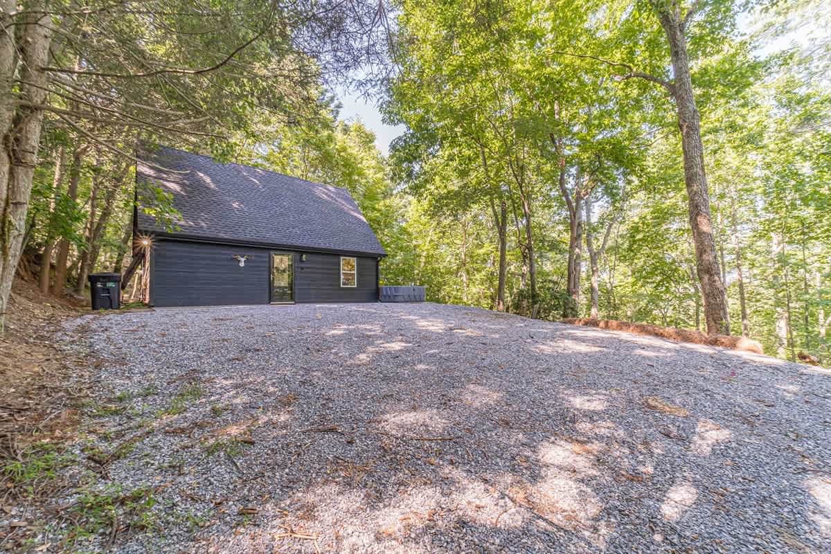 RIDGEVIEW RETREAT | HOT TUB | FIRE PIT AND GAMES