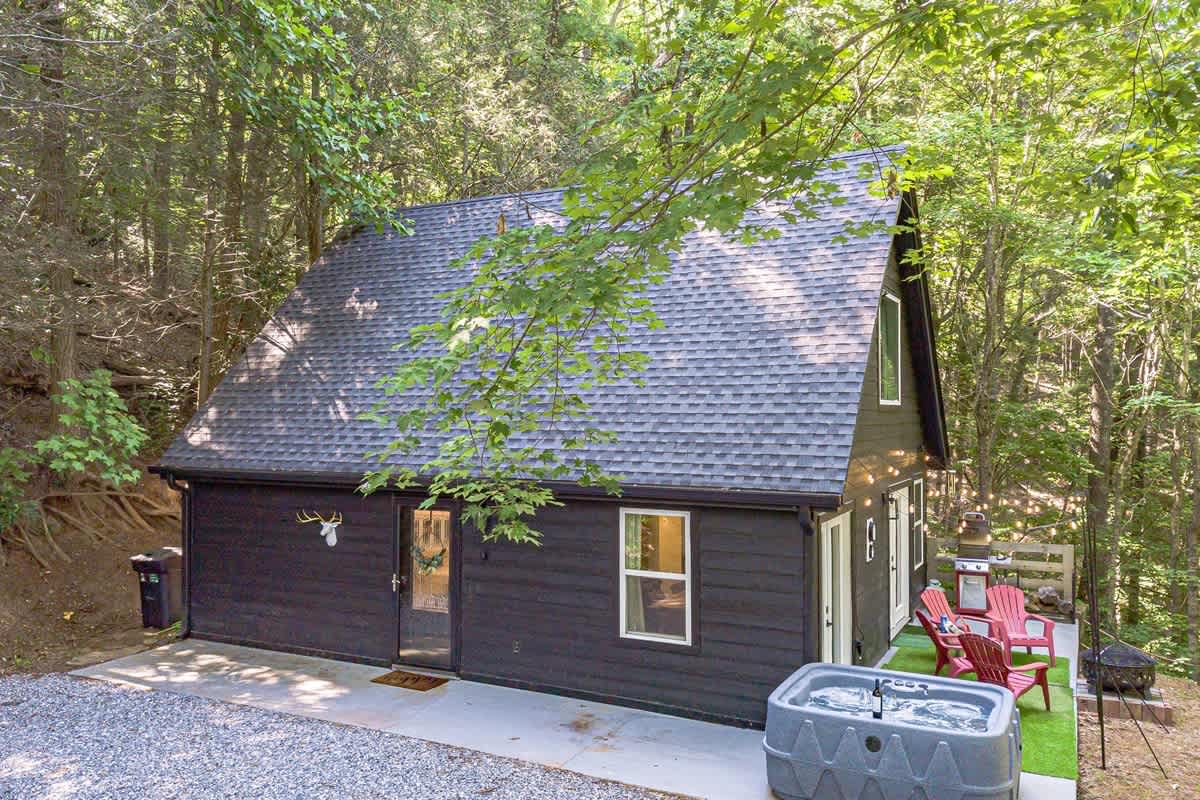 RIDGEVIEW RETREAT | HOT TUB | FIRE PIT AND GAMES