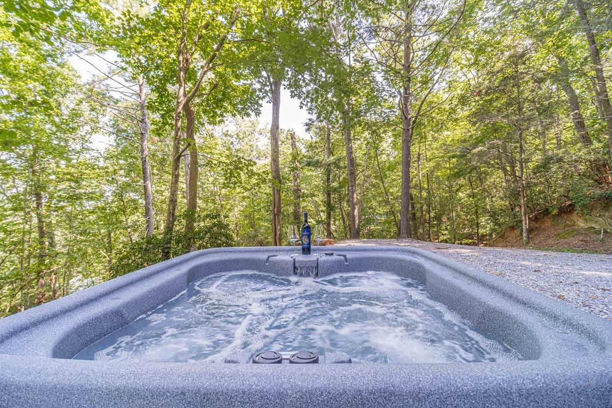 RIDGEVIEW RETREAT | HOT TUB | FIRE PIT AND GAMES