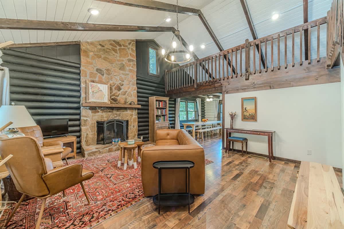 RIVER BEND LODGE- SOQUE RIVERFRONT LOG CABIN