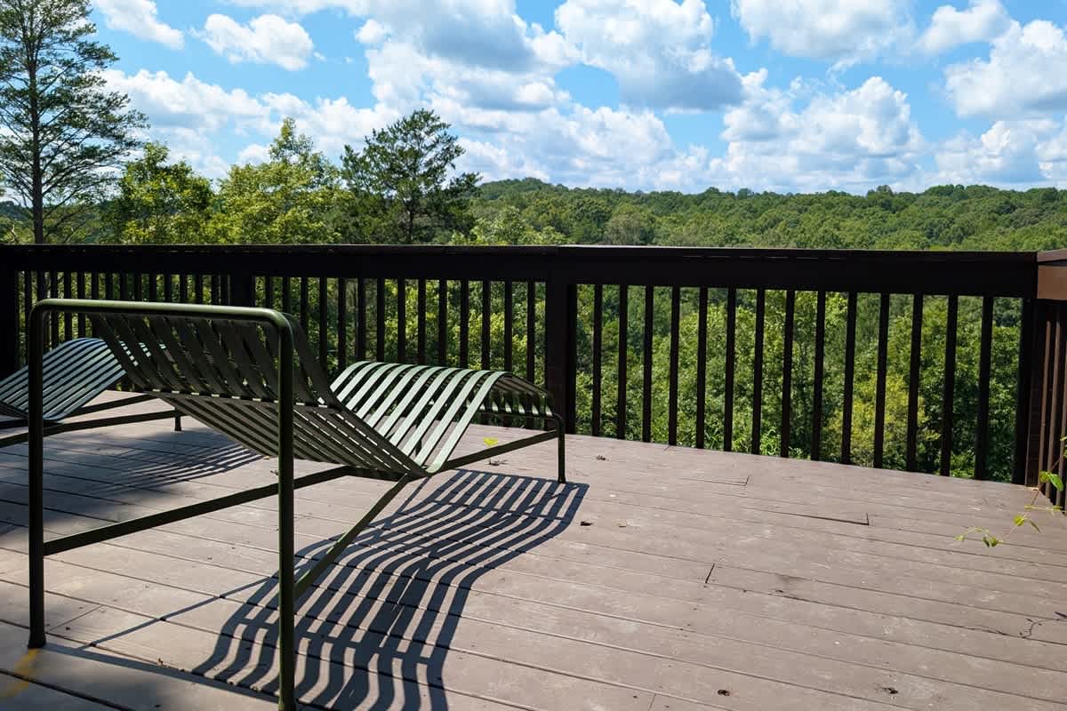RIVER BEND LODGE- SOQUE RIVERFRONT LOG CABIN
