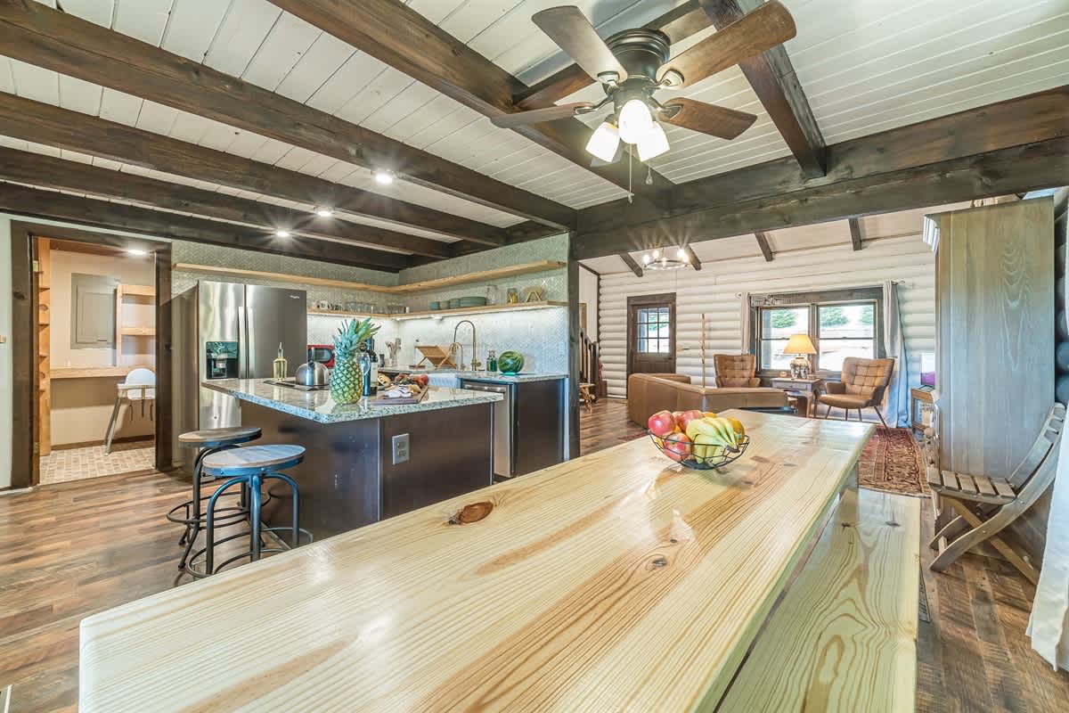 RIVER BEND LODGE- SOQUE RIVERFRONT LOG CABIN