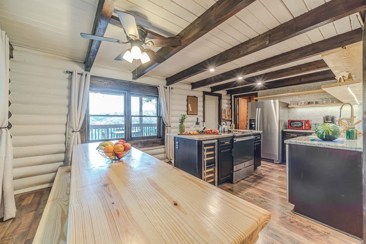 RIVER BEND LODGE- SOQUE RIVERFRONT LOG CABIN