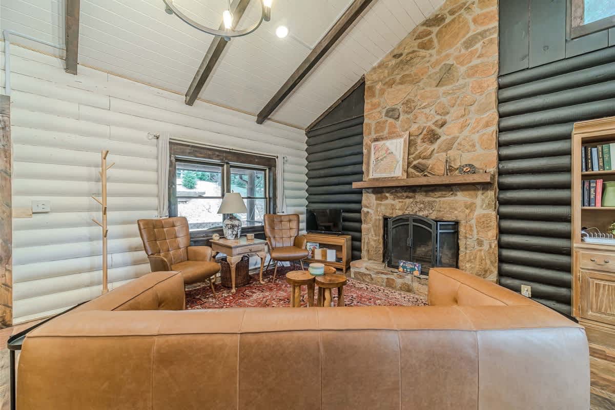 RIVER BEND LODGE- SOQUE RIVERFRONT LOG CABIN