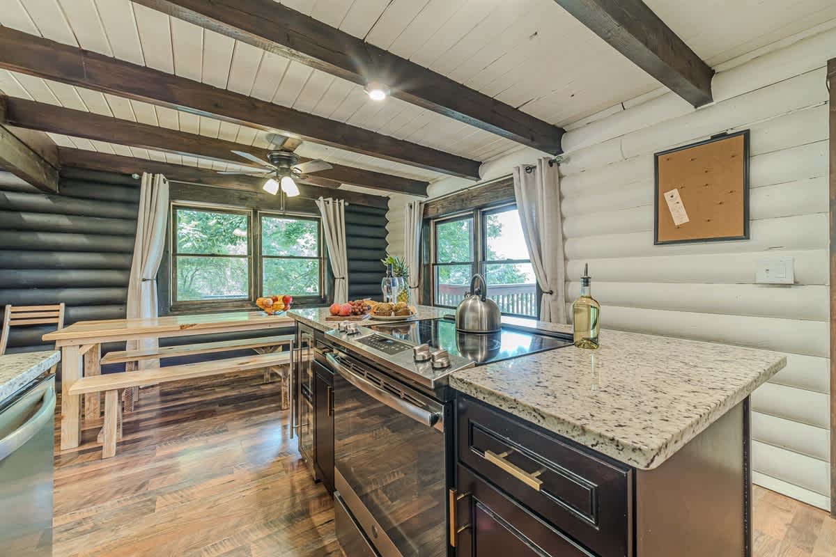 RIVER BEND LODGE- SOQUE RIVERFRONT LOG CABIN