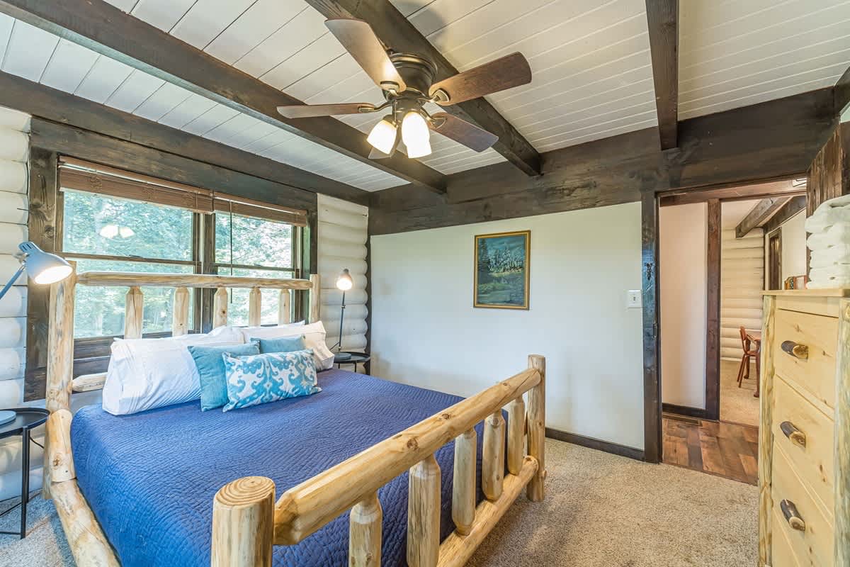 RIVER BEND LODGE- SOQUE RIVERFRONT LOG CABIN
