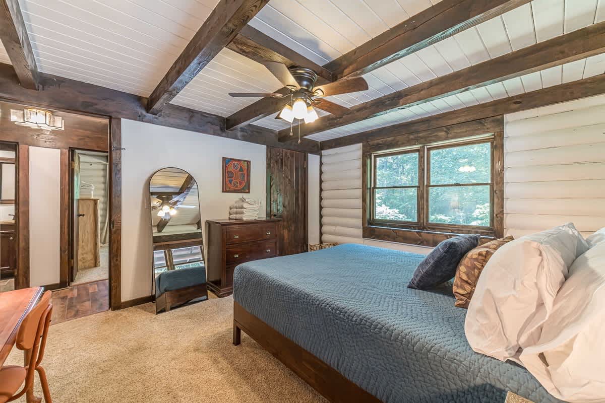 RIVER BEND LODGE- SOQUE RIVERFRONT LOG CABIN