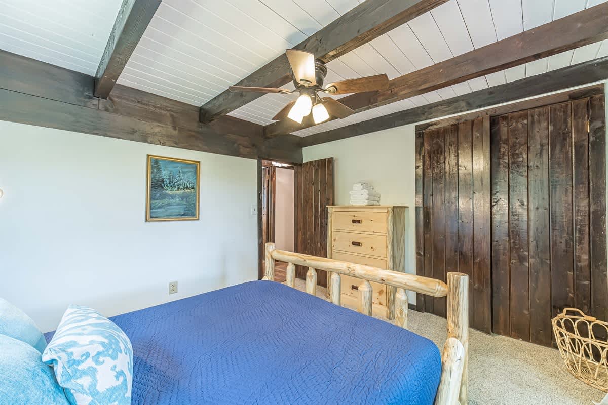 RIVER BEND LODGE- SOQUE RIVERFRONT LOG CABIN