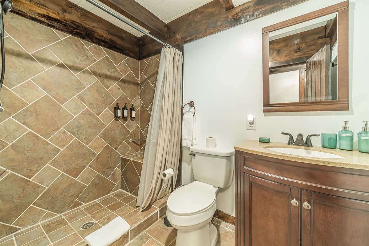 RIVER BEND LODGE- SOQUE RIVERFRONT LOG CABIN