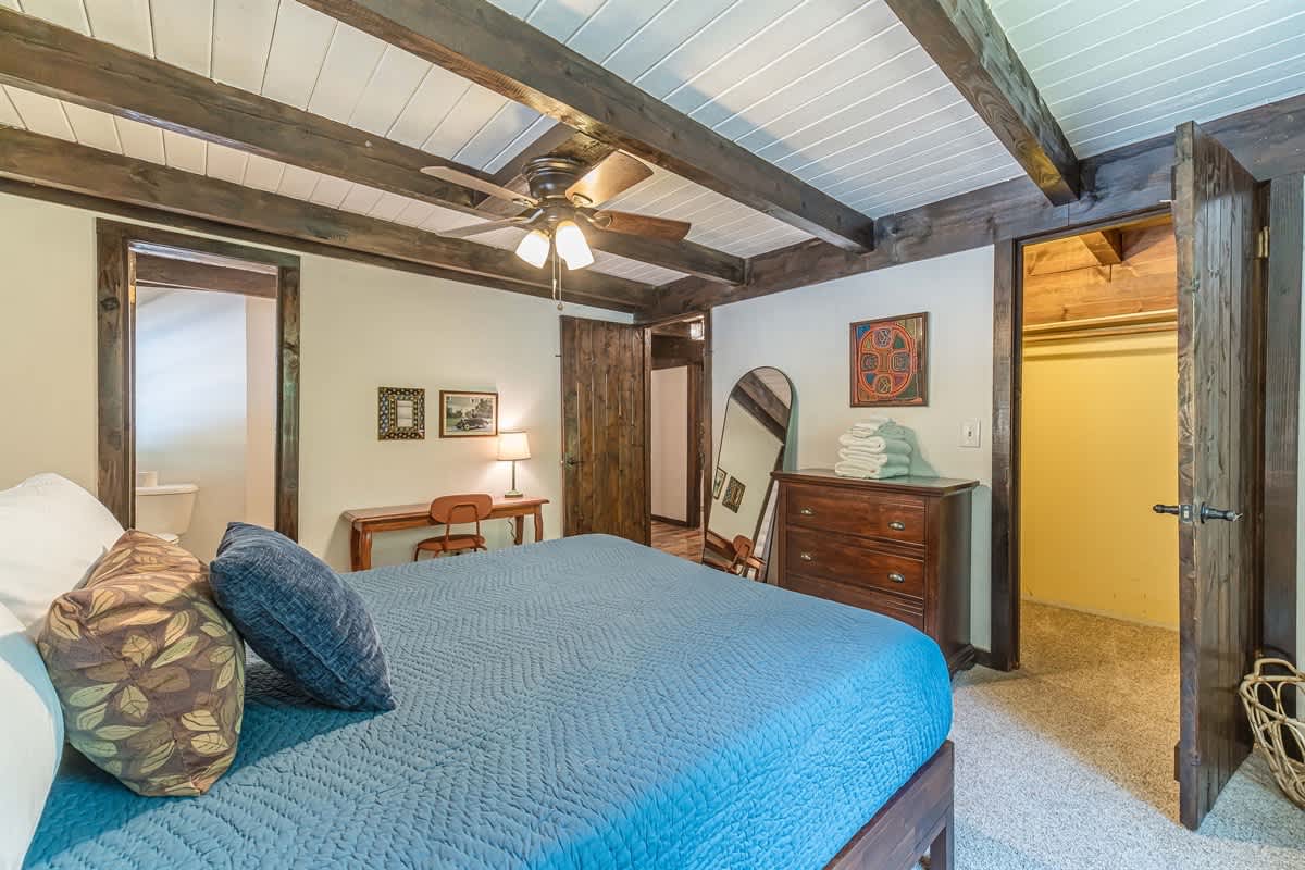 RIVER BEND LODGE- SOQUE RIVERFRONT LOG CABIN