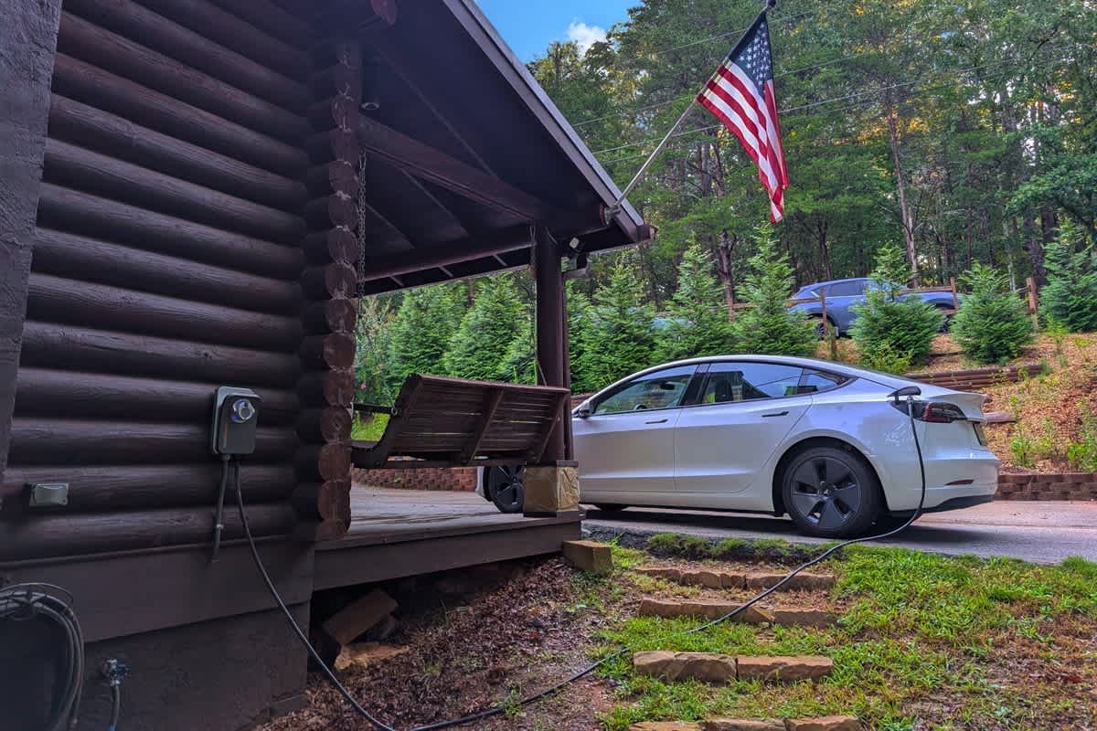 RIVER BEND LODGE- SOQUE RIVERFRONT LOG CABIN