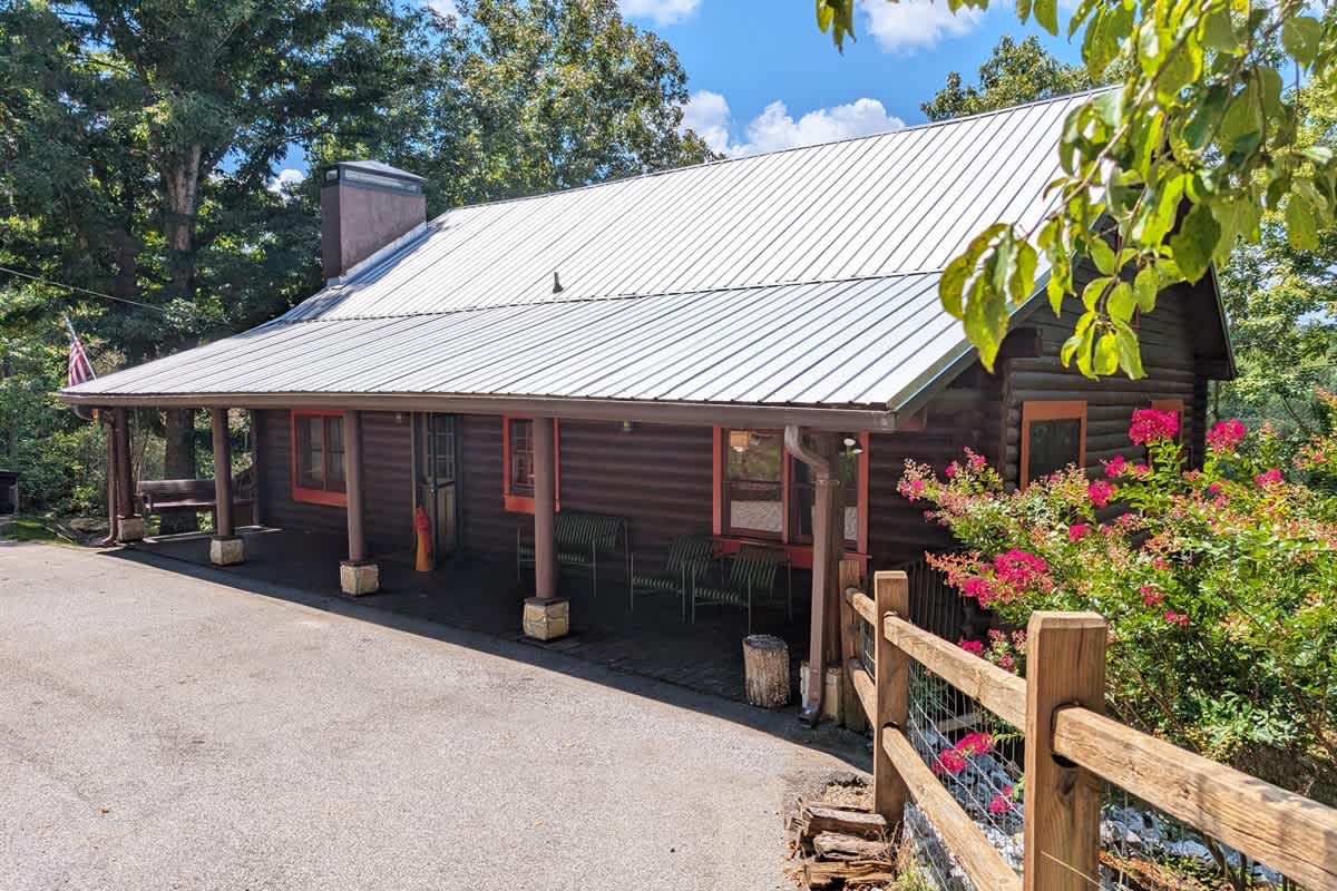 RIVER BEND LODGE- SOQUE RIVERFRONT LOG CABIN