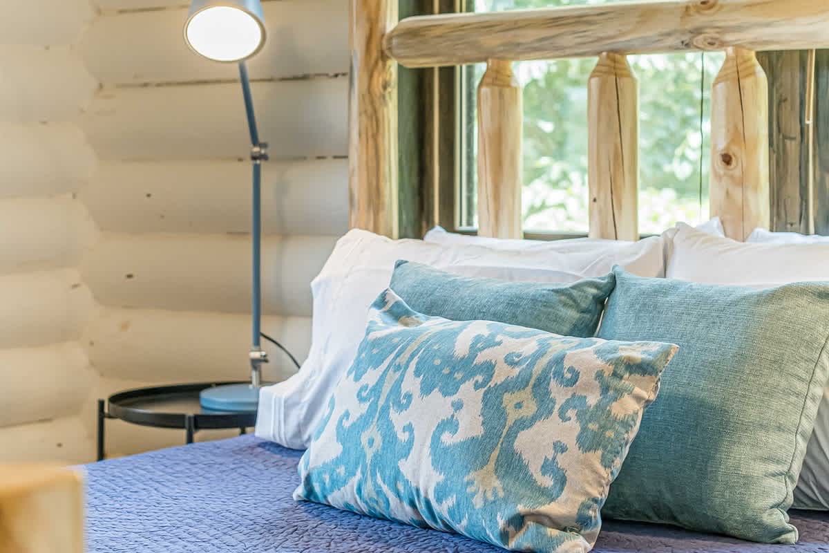 RIVER BEND LODGE- SOQUE RIVERFRONT LOG CABIN