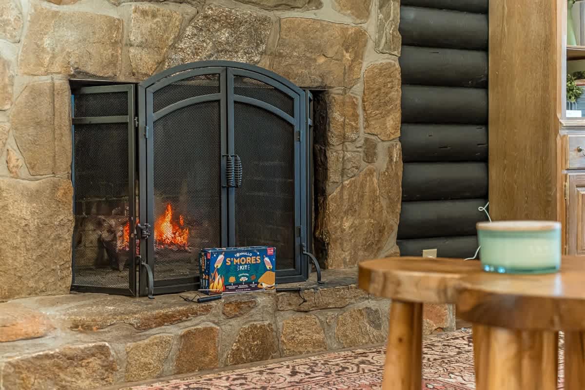 RIVER BEND LODGE- SOQUE RIVERFRONT LOG CABIN