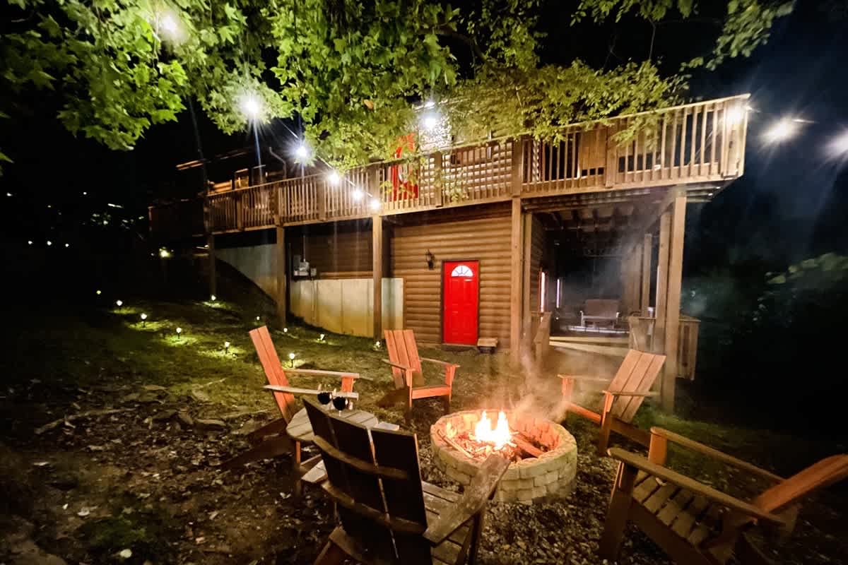 BEAR CROSSING - HOT TUB, GAME ROOM, SECLUDED
