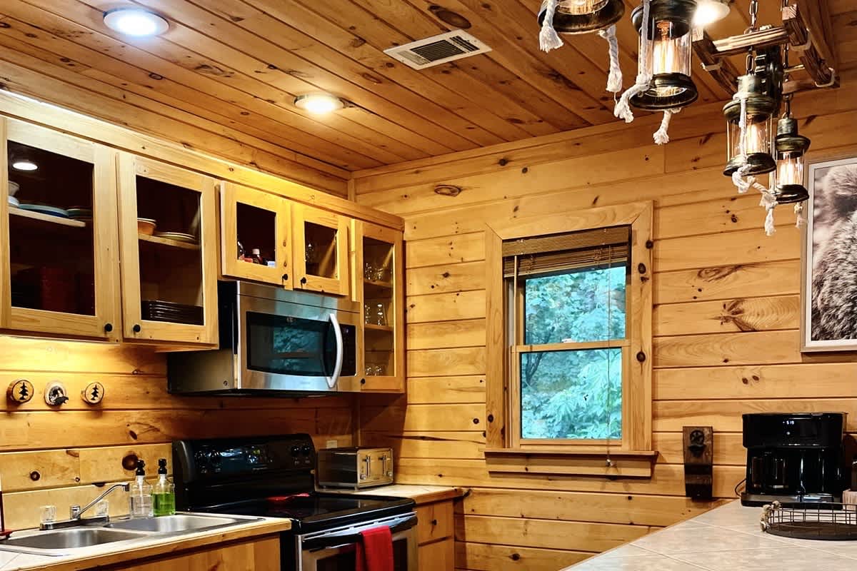 BEAR CROSSING - HOT TUB, GAME ROOM, SECLUDED