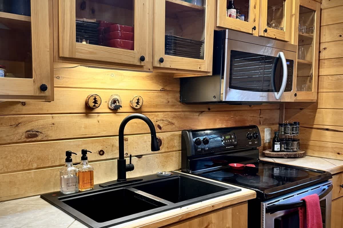 BEAR CROSSING - HOT TUB, GAME ROOM, SECLUDED