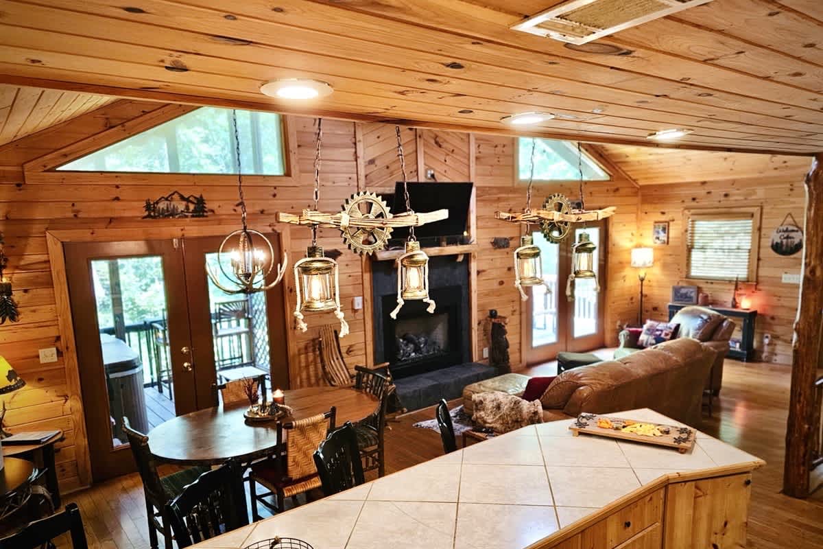 BEAR CROSSING - HOT TUB, GAME ROOM, SECLUDED