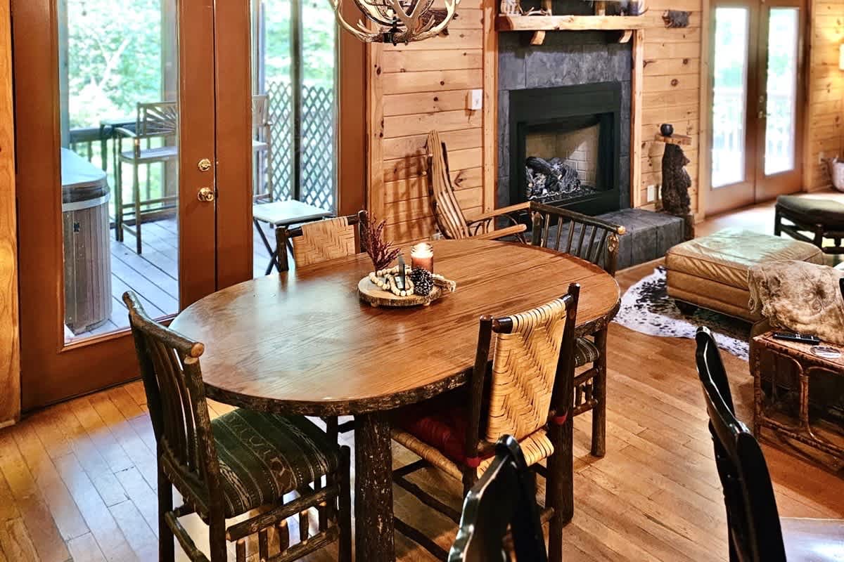 BEAR CROSSING - HOT TUB, GAME ROOM, SECLUDED
