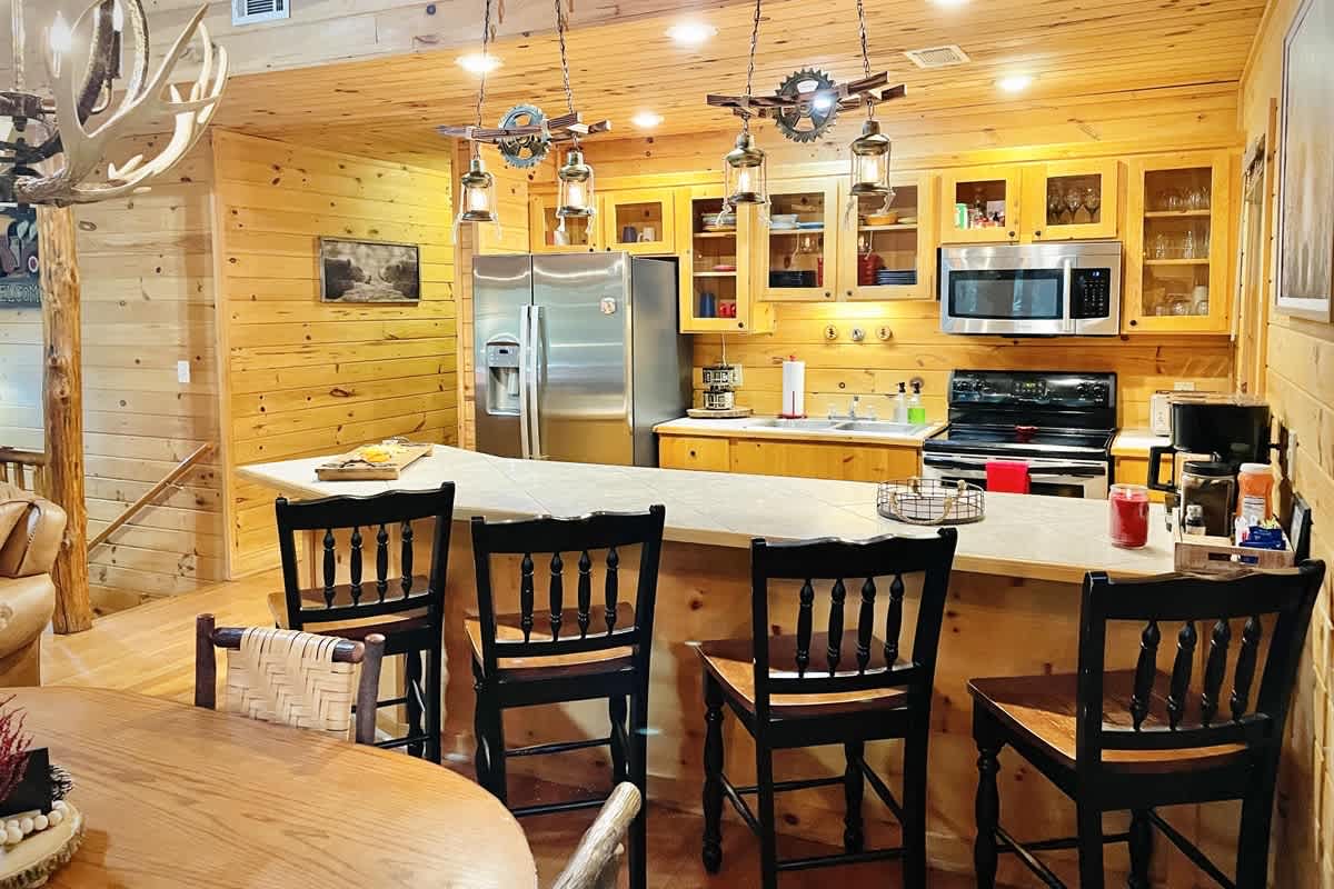 BEAR CROSSING - HOT TUB, GAME ROOM, SECLUDED