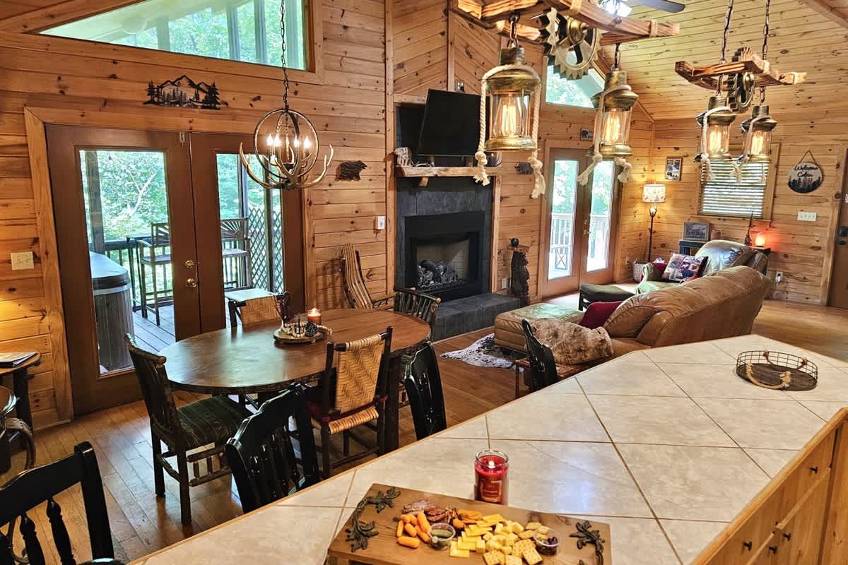 BEAR CROSSING - HOT TUB, GAME ROOM, SECLUDED