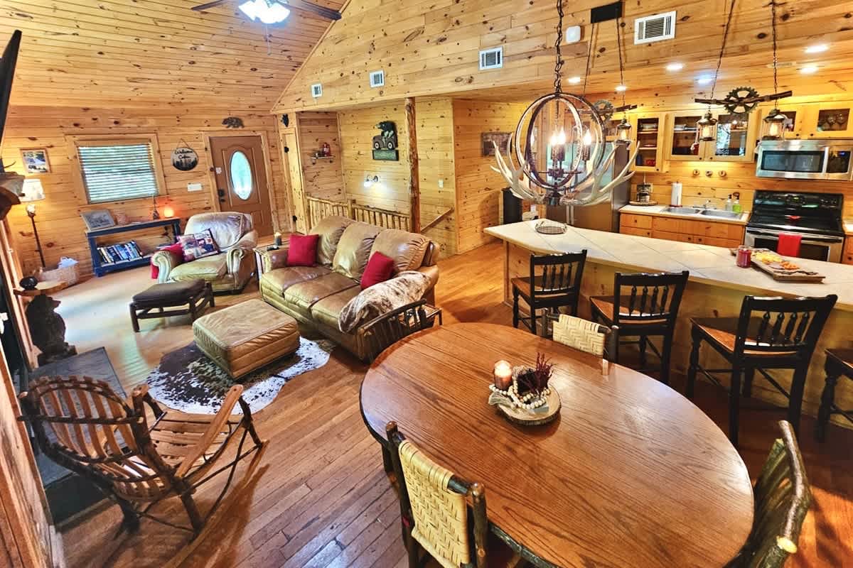 BEAR CROSSING - HOT TUB, GAME ROOM, SECLUDED
