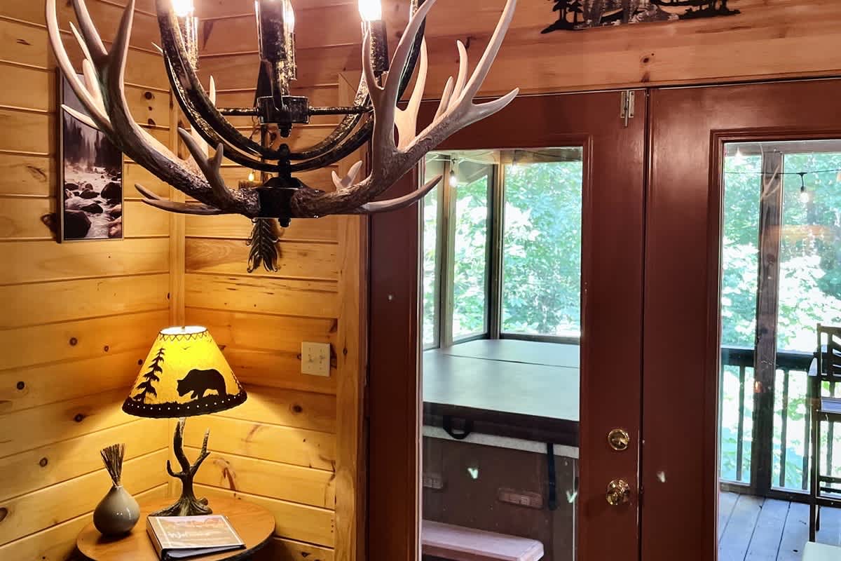 BEAR CROSSING - HOT TUB, GAME ROOM, SECLUDED